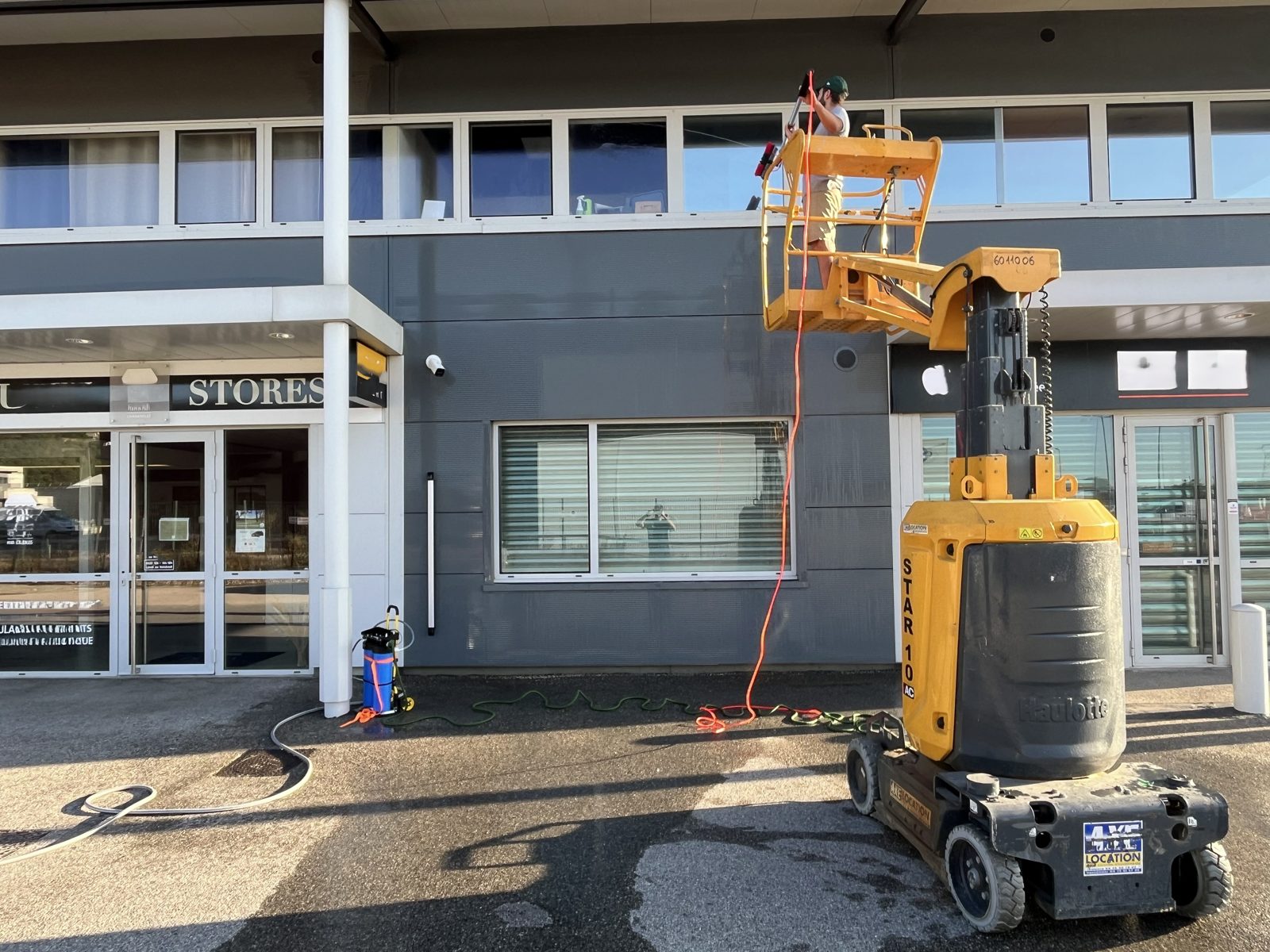 Nettoyage d'une façade en bardage à la nacelle et à l'eau osmosée