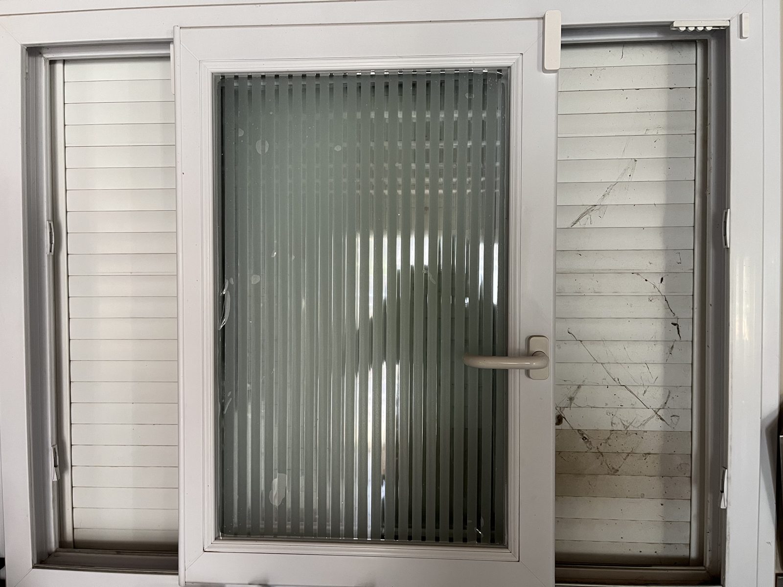 Volets roulants PVC : à gauche nettoyé, à droite avant nettoyage